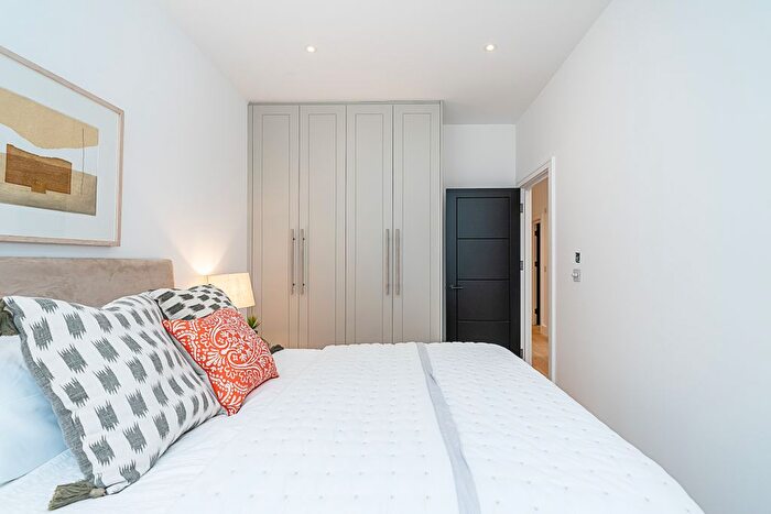 2 Bedroom Flat For Sale In Kingsbridge Avenue, London, W3