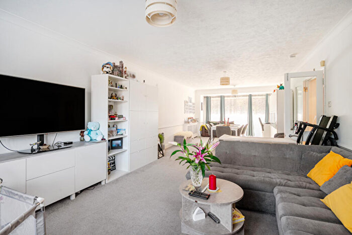 2 Bedroom Flat To Rent In Holmbury Park, Bromley, BR1