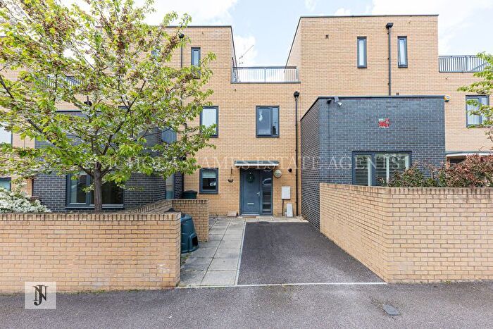 3 Bedroom Town House For Sale In Wells Mews, New Southgate, N11