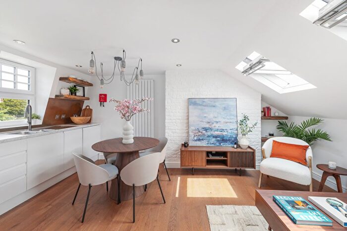 2 Bedroom Flat For Sale In Hastings Road, Ealing, London, W13