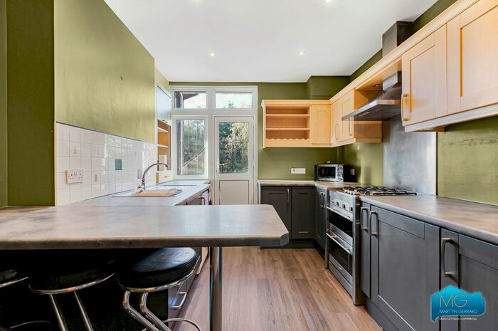 2 Bedroom Flat To Rent In Barnet Hill, High Barnet, Hertfordshire, EN5