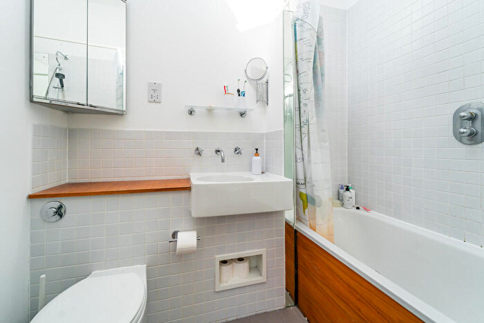 1 Bedroom Apartment For Sale In Hoffman Square, Chart Street, Hoxton, London, N1
