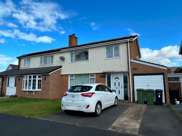3 Bedroom Semi-Detached House For Sale In Meadow Road, Evesham, WR11