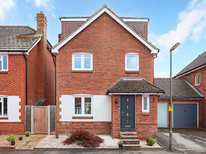 4 Bedroom Detached House For Sale In Lynton Close, Farnham, GU9