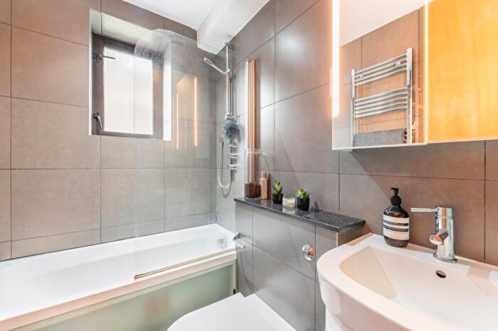 1 Bedroom Flat For Sale In Hemstal Road, West Hampstead, NW6