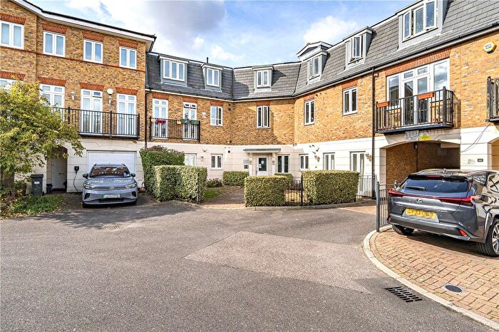 2 Bedroom Flat For Sale In Elizabeth Gardens, Old Isleworth, TW7
