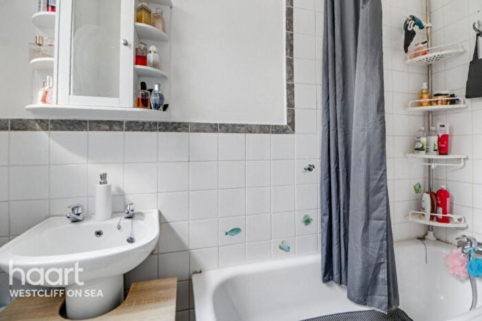 1 Bedroom Flat For Sale In Ambleside Drive, Southend-on-sea, SS1