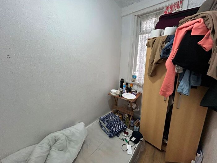 3 Bedroom Flat For Sale In Frinton Mews, Gants Hill, Ilford, Essex, IG2
