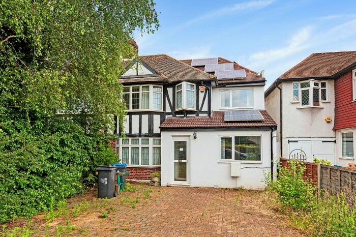 3 Bedroom Flat To Rent In Robin Hood Way, London, SW15