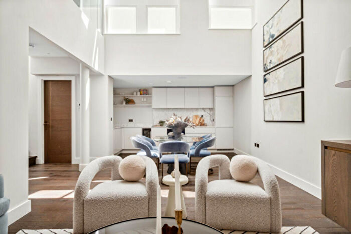 2 Bedroom Apartment To Rent In Pink Mews, Holborn, EC1N