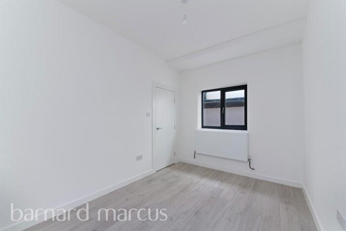 Apartment To Rent In Ridge Road, Sutton, SM3