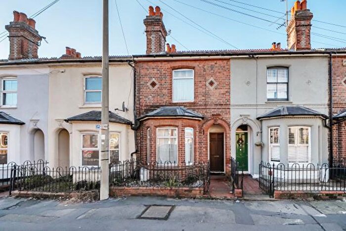 3 Bedroom Terraced House For Sale In Elgar Road, Reading, RG2