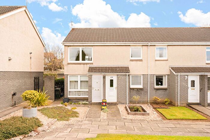 2 Bedroom Flat For Sale In Craigs Park, Edinburgh, EH12