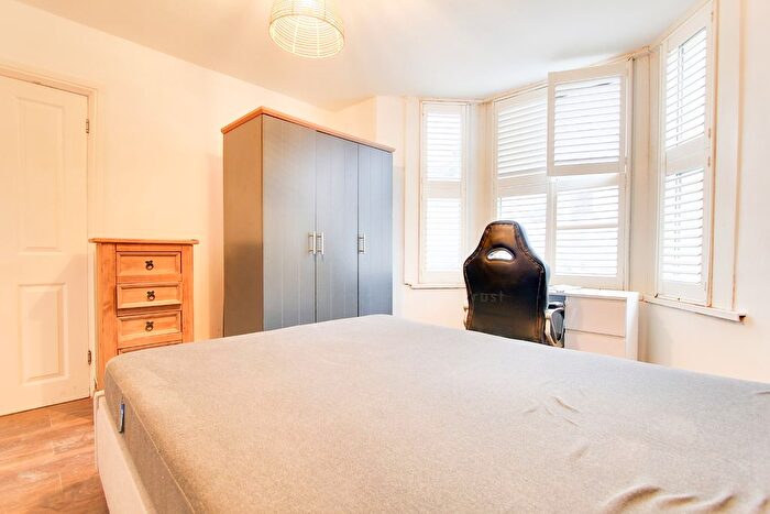 2 Bedroom Flat For Sale In Crowther Road, London, SE25