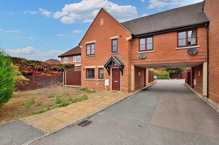3 Bedroom Link Detached House To Rent In Lichfield Down, Walnut Tree, MK7