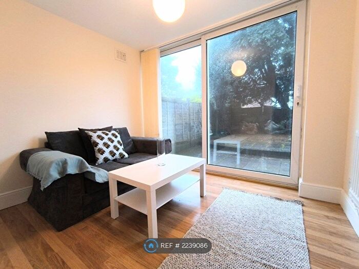 2 Bedroom Flat To Rent In Harwood Grove, Shirley, Solihull, B90