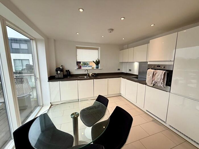 2 Bedroom Flat To Rent In Dorchester Mansions, Bracknell, RG12