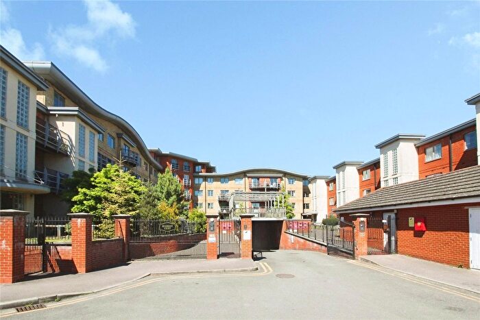 2 Bedroom Flat For Sale In Quadrant Court, Jubilee Square, Reading, RG1