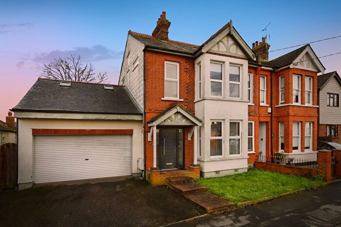 4 Bedroom Semi Detached House For Sale In Gladstone Road, Hockley, SS5