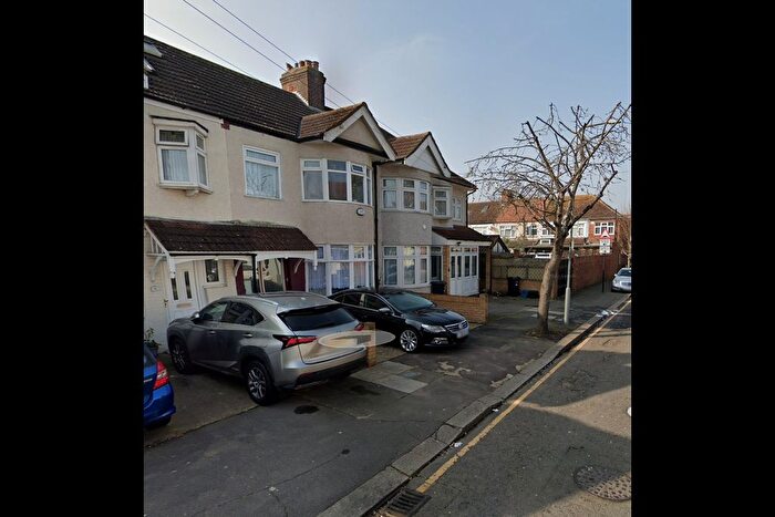 4 Bedroom End Of Terrace House To Rent In Cotswold Gardens, Ilford, IG2