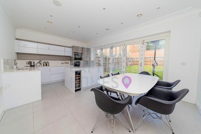 4 Bedroom Flat To Rent In Ashridge Close, London, N3