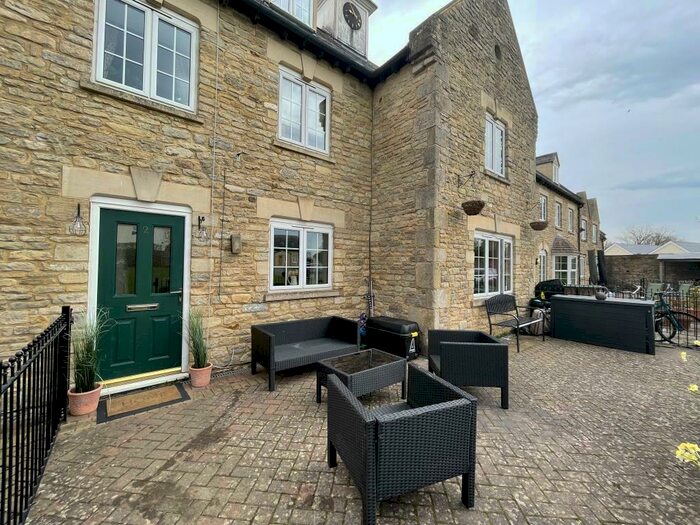 3 Bedroom Apartment To Rent In Heathfield, Bletchingdon, OX5