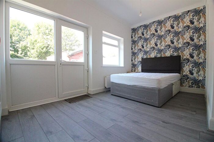 3 Bedroom Flat To Rent In Bulstrode Avenue, Hounslow, TW3