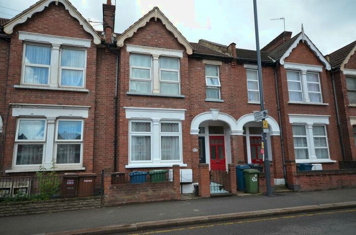 2 Bedroom Flat To Rent In Masons Avenue, Harrow, HA3