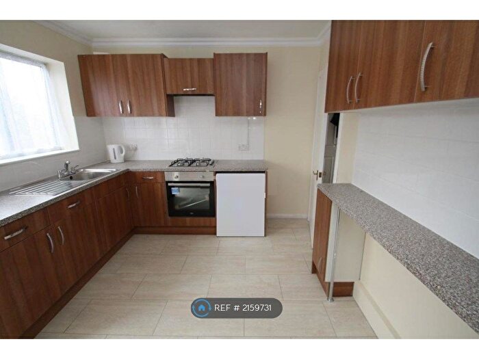 3 Bedroom Flat To Rent In Upminster Road South, Rainham, RM13