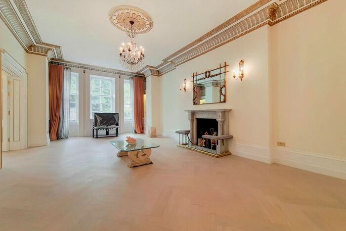 3 Bedroom Flat To Rent In Albert Hall Mansions, Knightsbridge, London, SW7