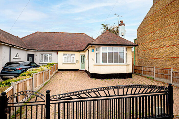 3 Bedroom Semi-Detached Bungalow For Sale In Carlton Avenue, Westcliff-on-sea, SS0