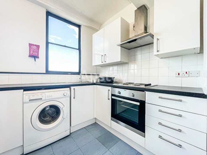 3 Bedroom Flat To Rent In Portswood Road, Southampton, SO17