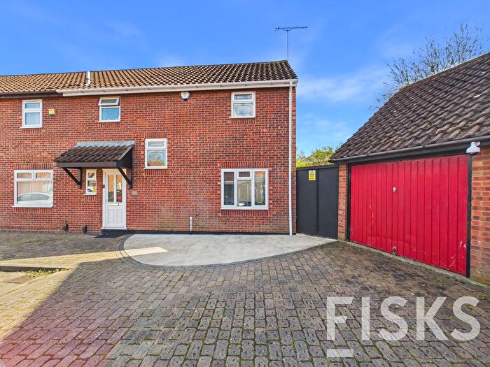 3 Bedroom Semi Detached House For Sale In Burgundy Gardens, Basildon, SS13