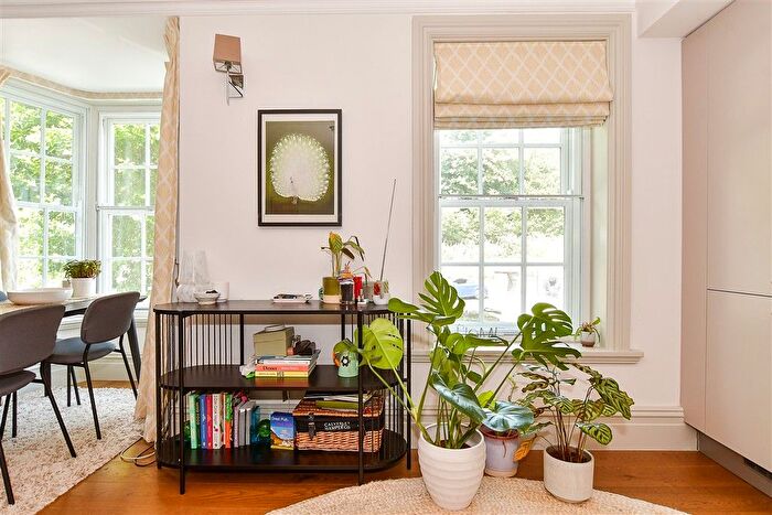 2 Bedroom Flat For Sale In London Road, Tunbridge Wells, Kent, TN1