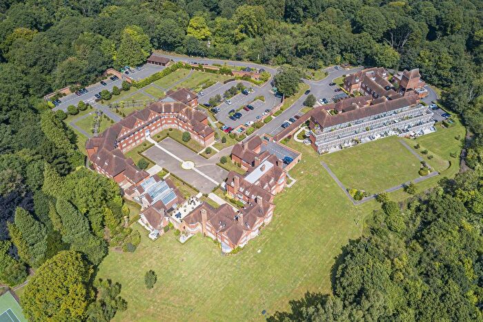 2 Bedroom Flat For Sale In Elizabeth Drive, Banstead, SM7