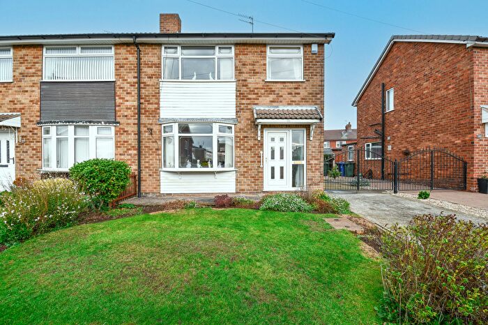 3 Bedroom Semi-Detached House For Sale In Sunnyside, Edenthorpe, DN3