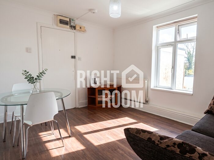 2 Bedroom Flat To Rent In Bed Flat, Cranbury Avenue, Southampton, SO14