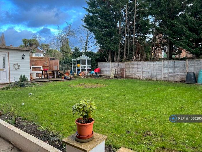 2 Bedroom Maisonette To Rent In Dorset Gardens, Mitcham, CR4