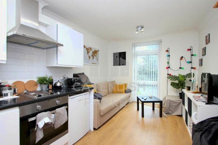 Studio To Rent In Manstone Road, Kilburn, London, NW2