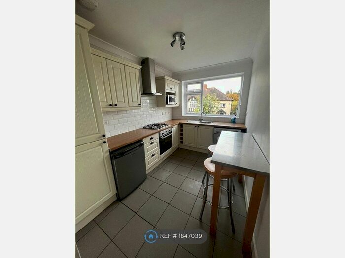 2 Bedroom Flat To Rent In Priory Road, Loughton, IG10