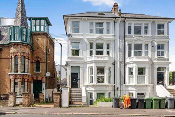 2 Bedroom Flat To Rent In Haselrigge Road, Clapham North, London, SW4