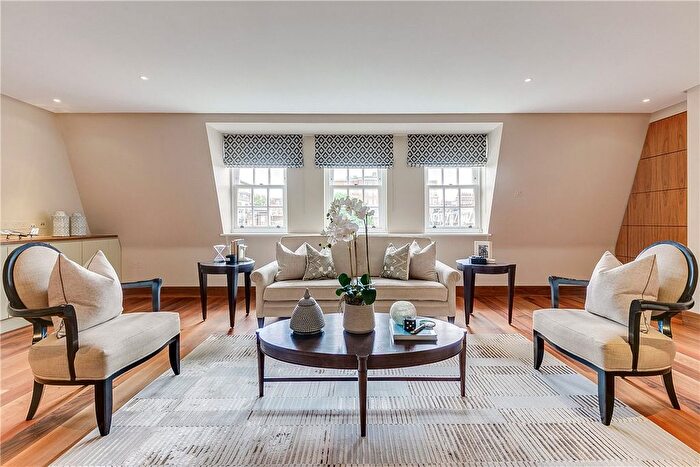 3 Bedroom Flat To Rent In Park Street, Mayfair, London, W1K