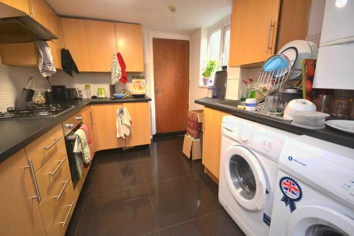 6 Bedroom Terraced House To Rent In Donnington Gardens, Reading, RG1