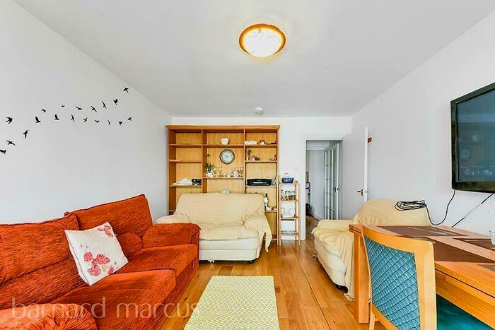 3 Bedroom House To Rent In Avenue Road, London, N12