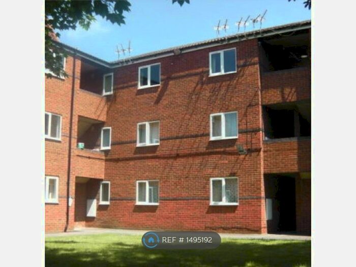 2 Bedroom Flat To Rent In May Court, Nottingham, NG5