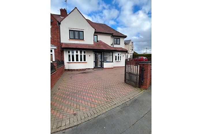 4 Bedroom Semi Detached House For Sale In Reservoir Road, Oldbury, West Midlands, B68