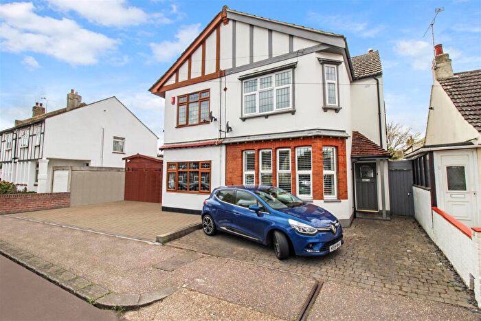 3 Bedroom Semi-Detached House For Sale In Oakleigh Park Drive, Leigh-On-Sea, SS9