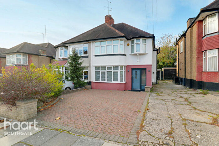 3 Bedroom Semi Detached House For Sale In Shamrock Way, London, N14