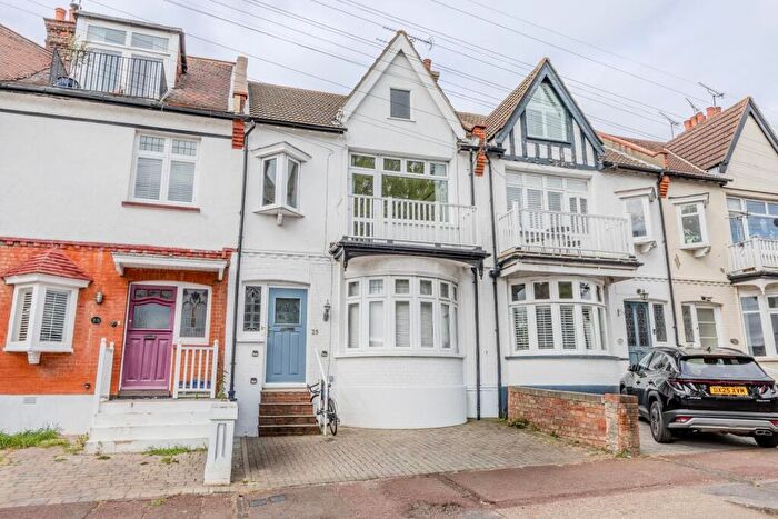 2 Bedroom Flat For Sale In Hillside Crescent, Leigh-On-Sea, SS9