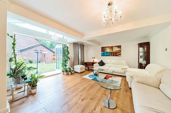 5 Bedroom Detached House For Sale In Fleet Road, Farnborough, Hampshire, GU14